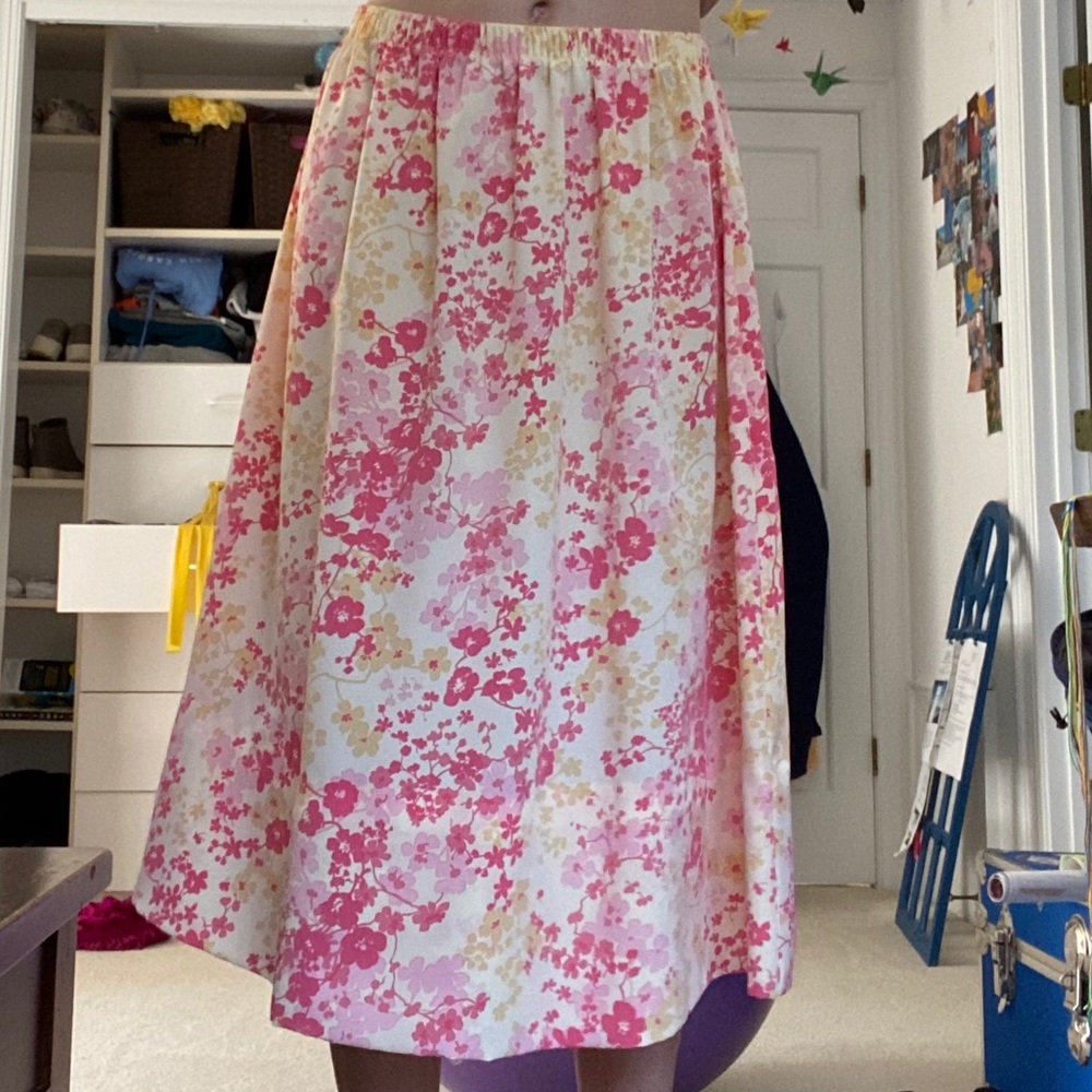 ADORABLE MID-CALF FLOWY FLORAL SKIRT